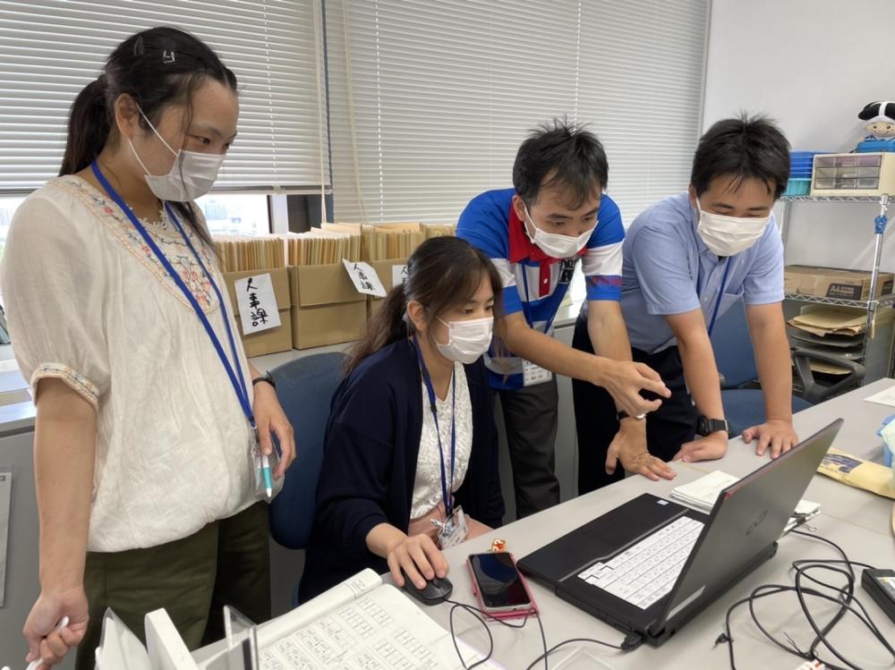 スクラム作業員がパソコンを見ている様子