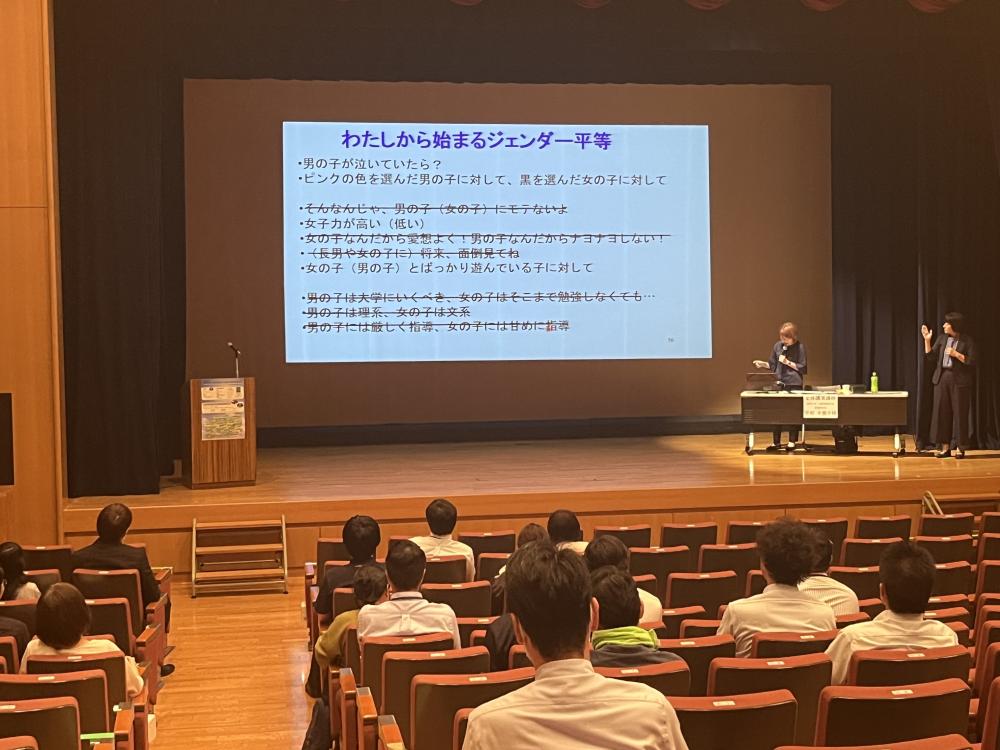 宮前さんが市民に対してお話しされる様子