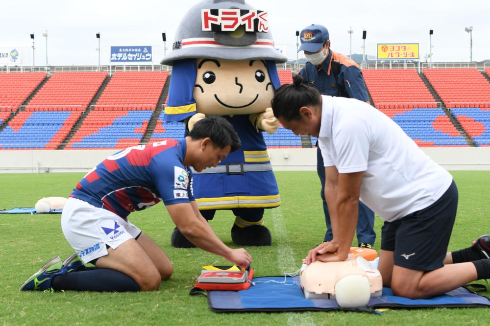 心肺蘇生の訓練をするライナーズ選手とスタッフ