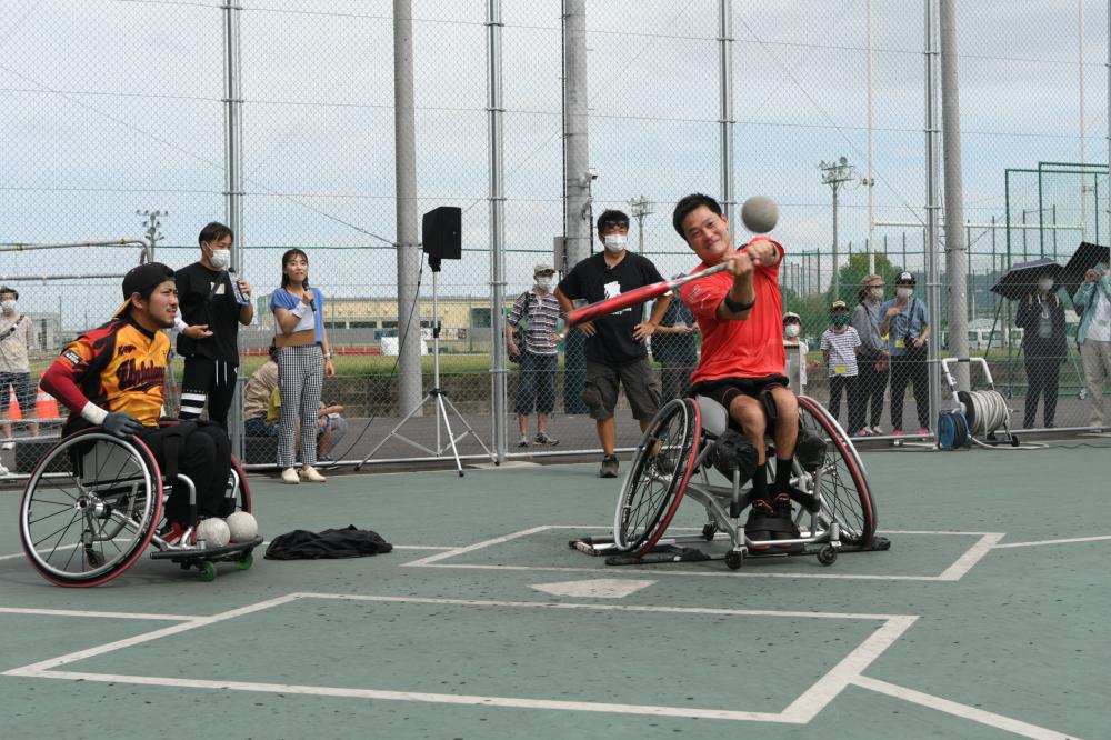 車いすソフトボールでバッティングをする国枝選手