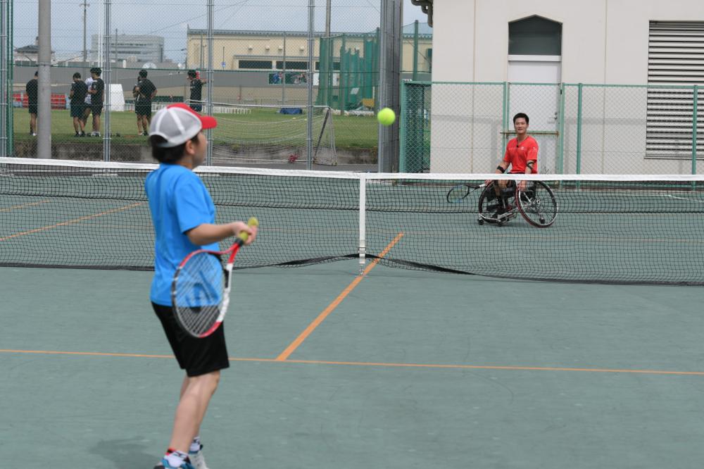 国枝選手とテニスでラリーをする参加者