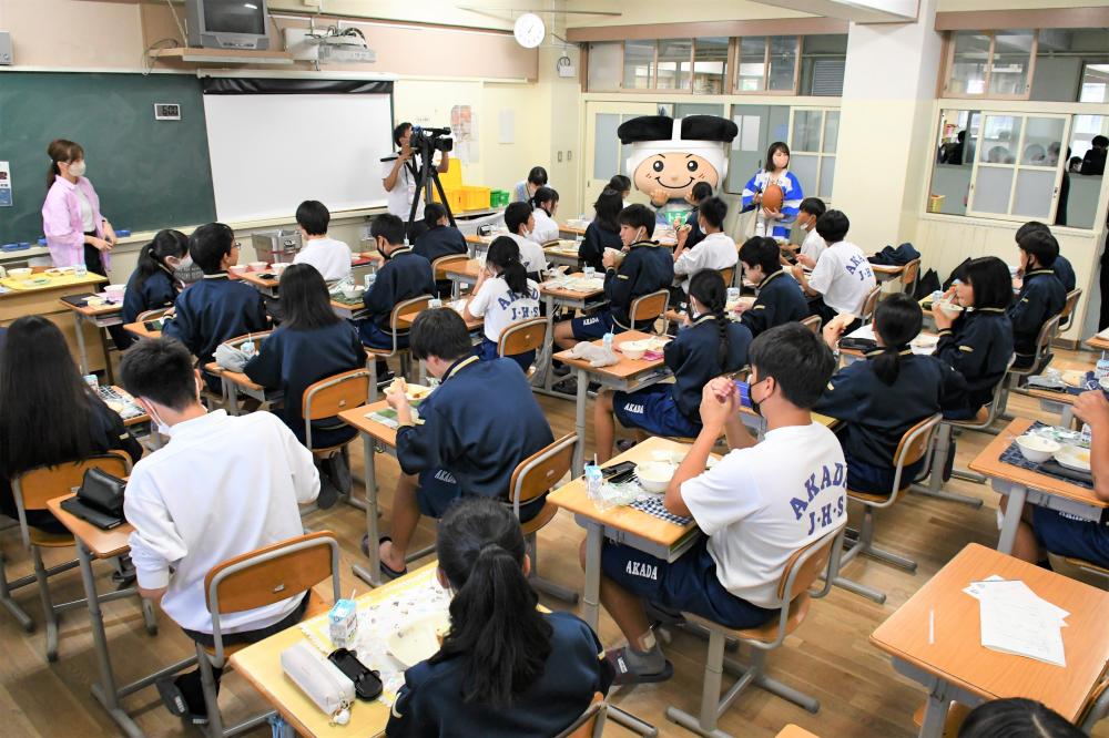 教室で給食を食べる様子