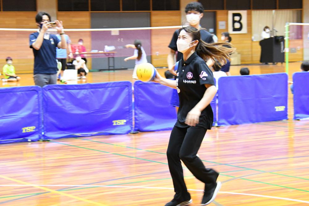 ハンドボールをしている杉原選手