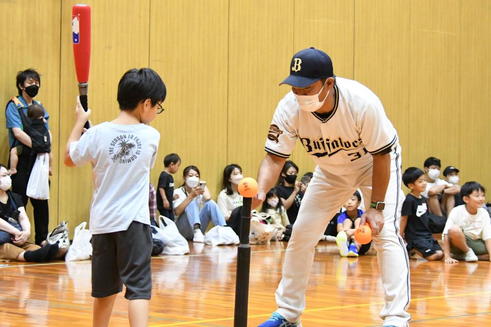 野球のバッティング体験をしている子ども