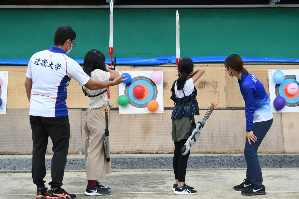 狙いを定める子どもたち