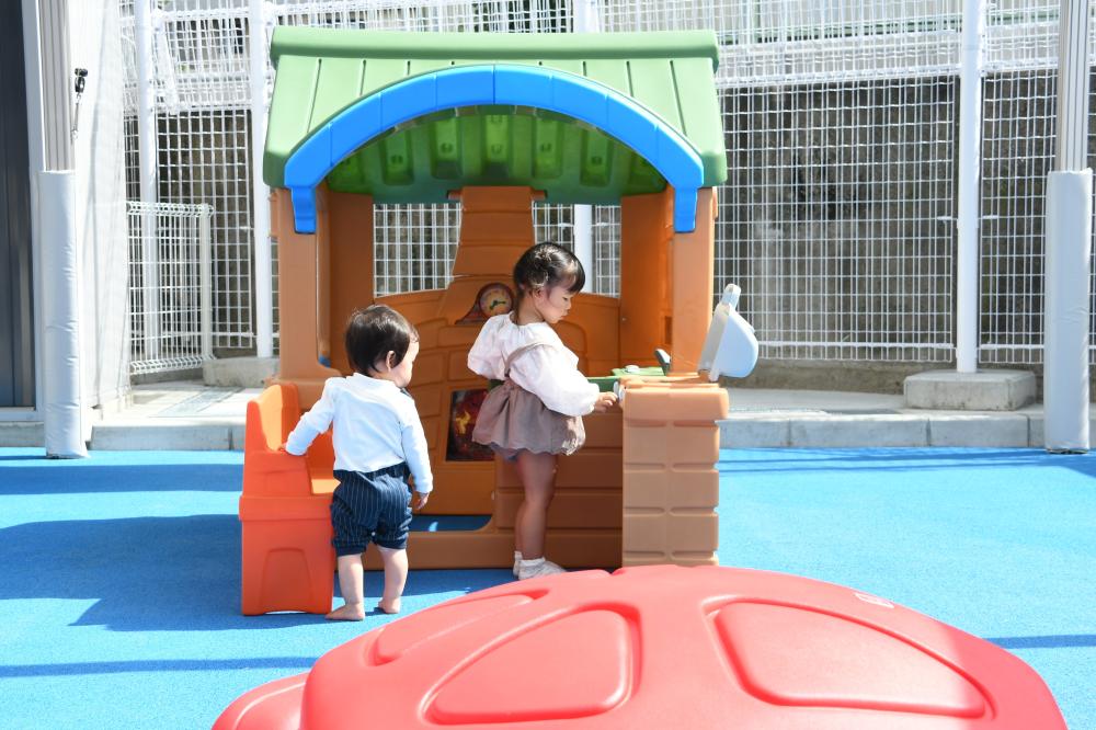 園庭で遊ぶ子どもたち