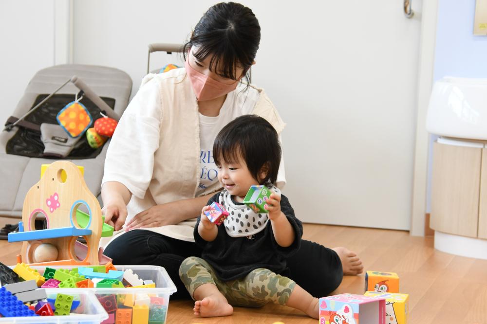 室内で遊ぶ親子