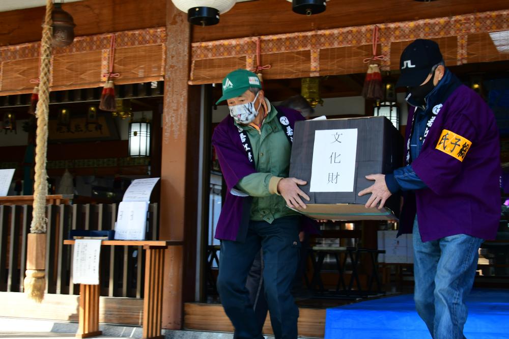 文化財を搬出する神社関係者