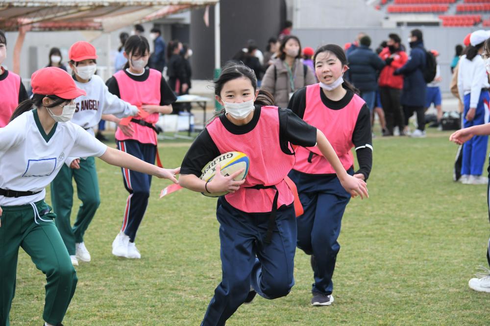 ボールを持って走る様子(女子)