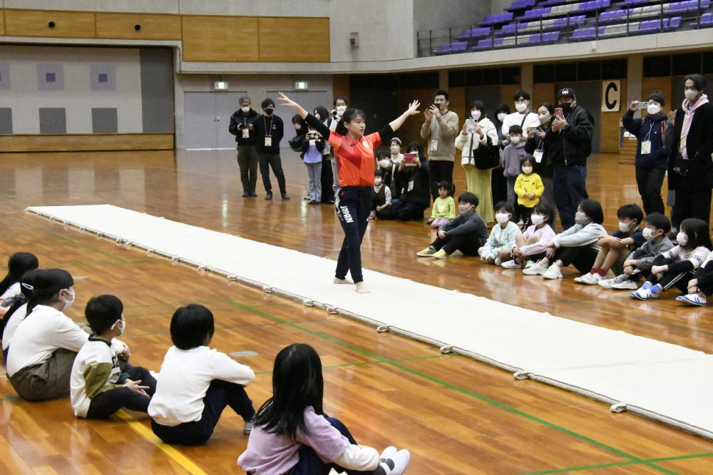 技を披露する杉原愛子さん