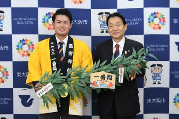 表敬訪問(西宮神社　福男　植本亮太氏)