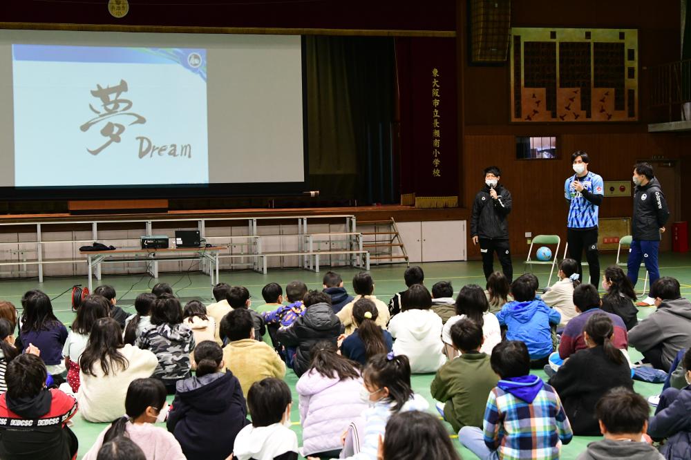 児童たちに講話を行う武田選手