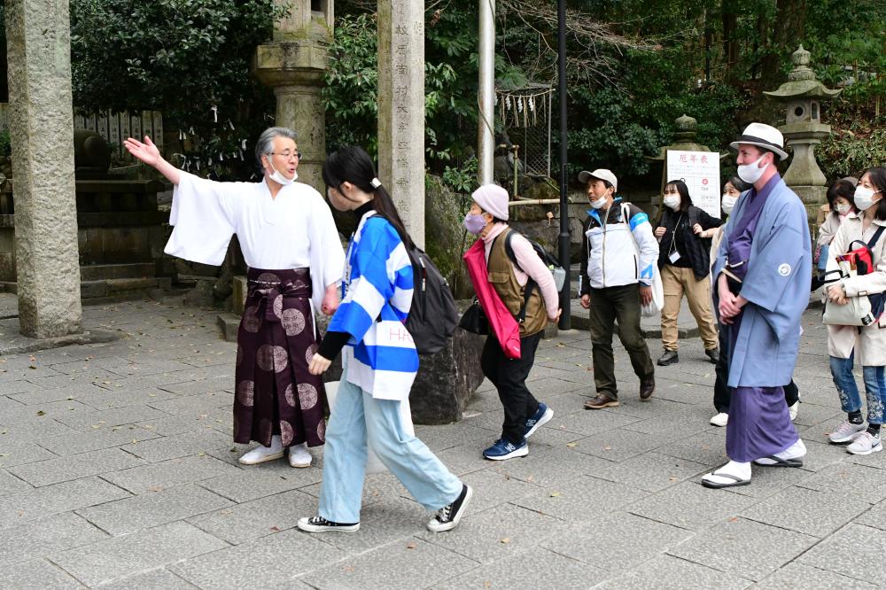 枚岡神社を訪れる参加者たち