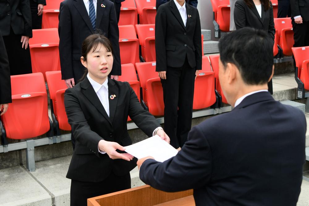 野田市長から辞令を受け取る新規採用職員