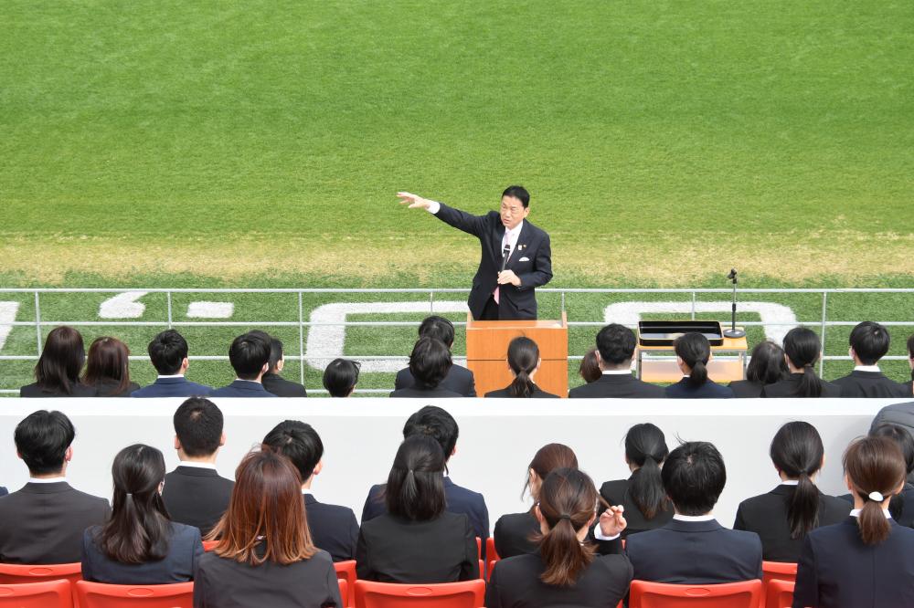 市花園ラグビー場で行われた辞令交付式の様子