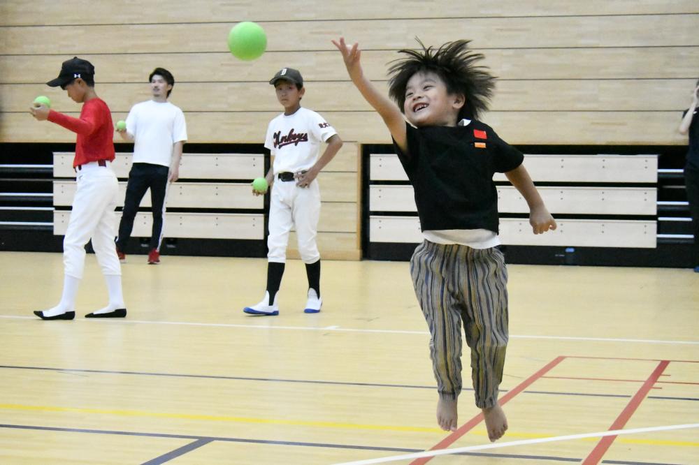 投げる子ども