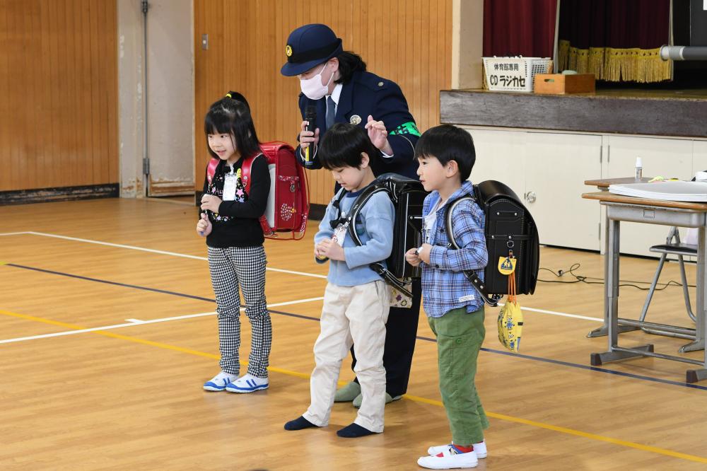 おまわりさんの説明を実践する児童たち