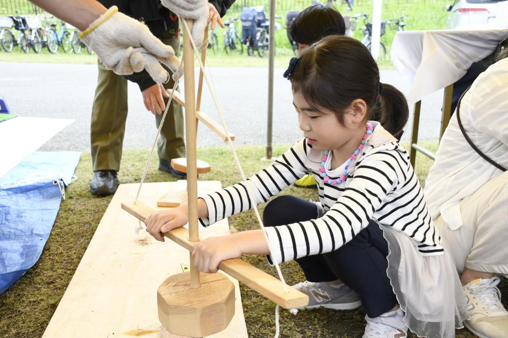 火おこし体験をする子ども