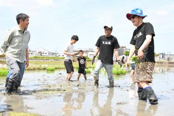 笑顔で参加者と話すてつじさん