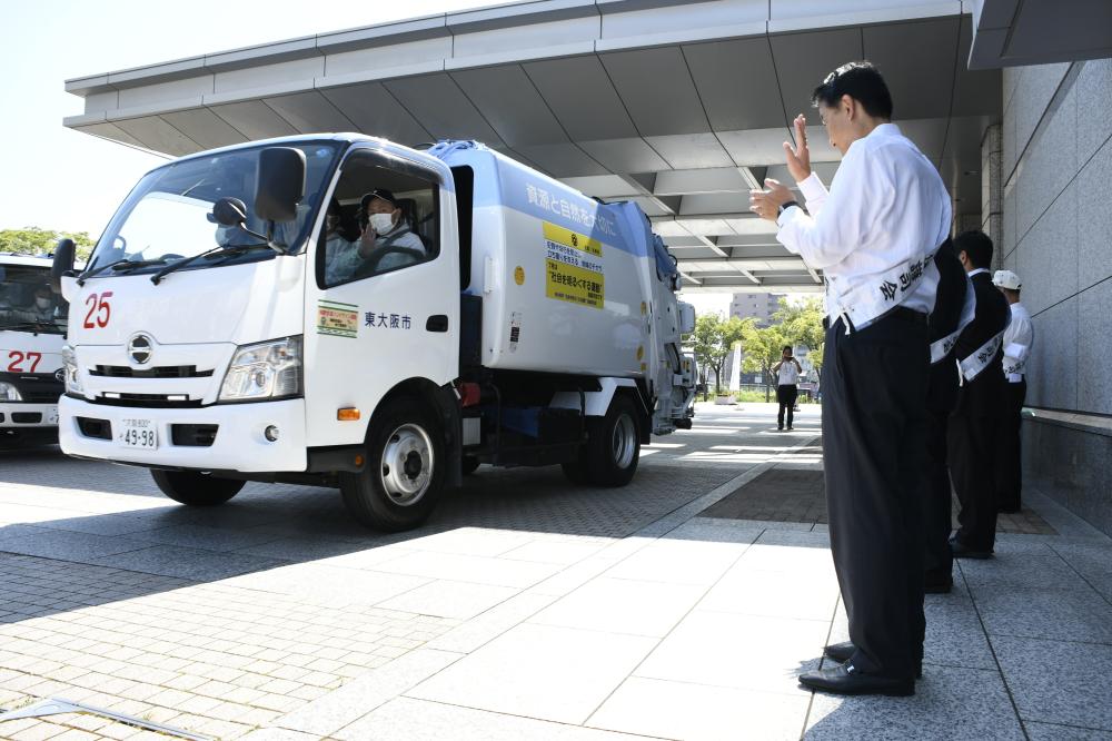 市役所を出発するパッカー車