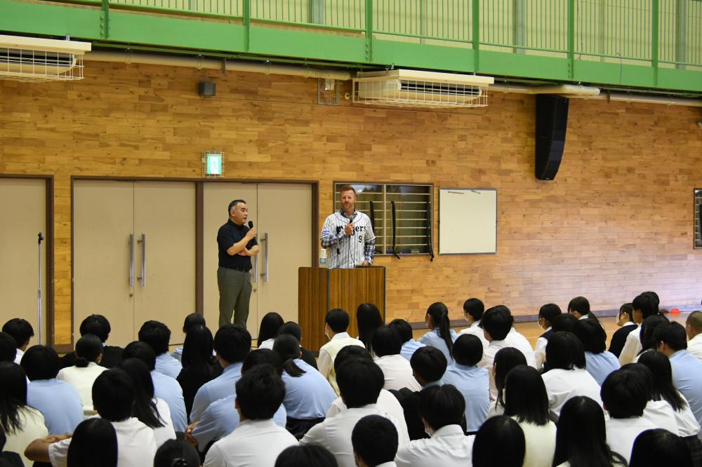 マートンさんの講演を熱心に聴く生徒たち