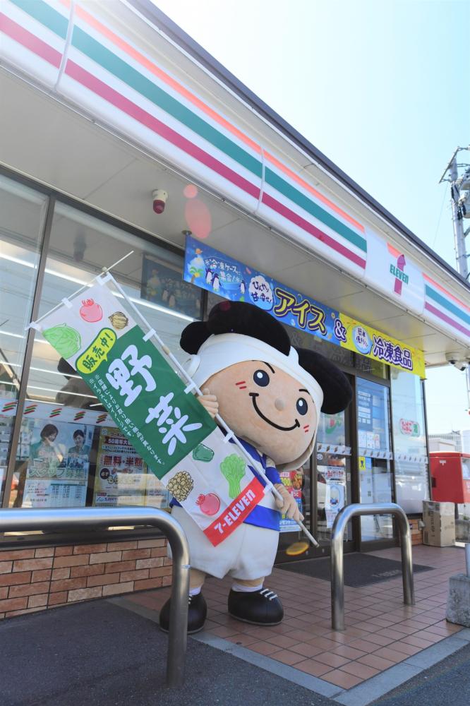 セブン‐イレブン店舗前で