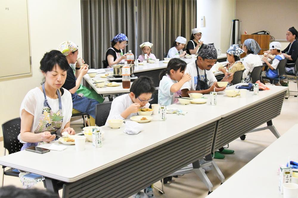 完成したカレーシチューを試食