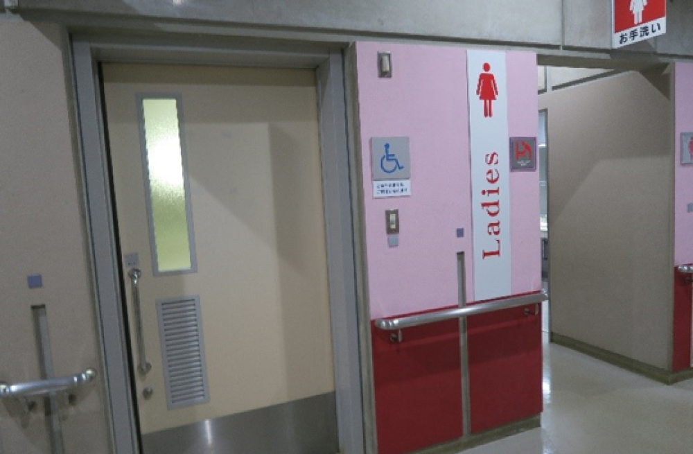 改修前のトイレ入り口の写真です。