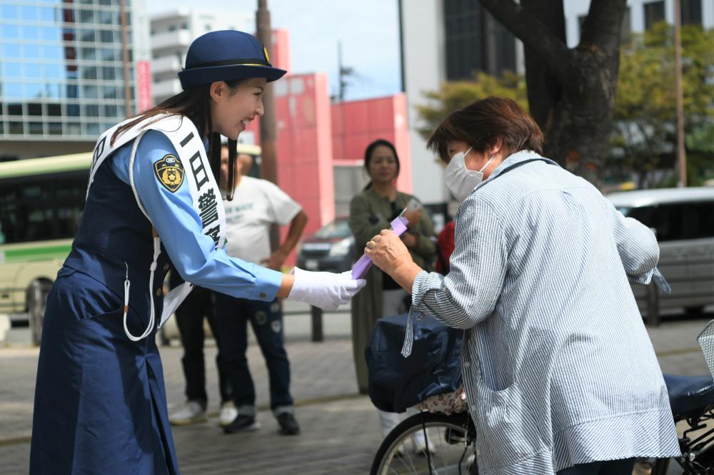 市民に交通安全を呼びかける久保さん