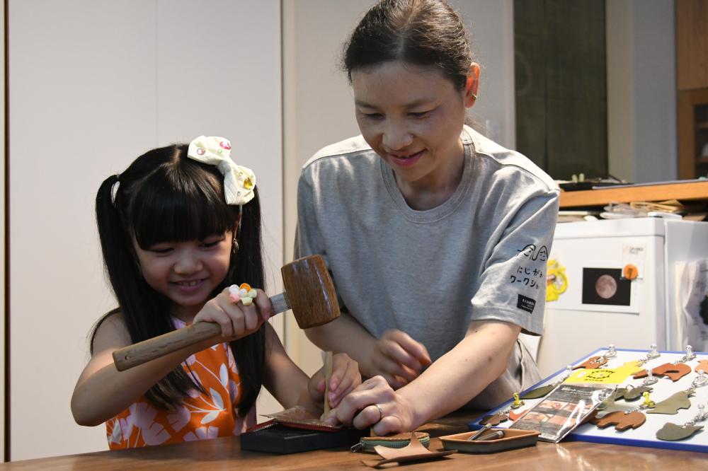 モノづくりを体験する浅田芭路さん