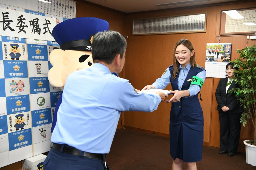 委嘱状を受け取るゆうちゃみさん