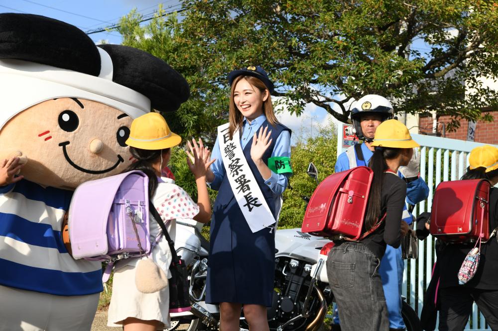 下校時の見守りと声かけを行うゆうちゃみさん