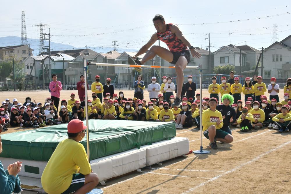 走り高跳びを披露する右代選手