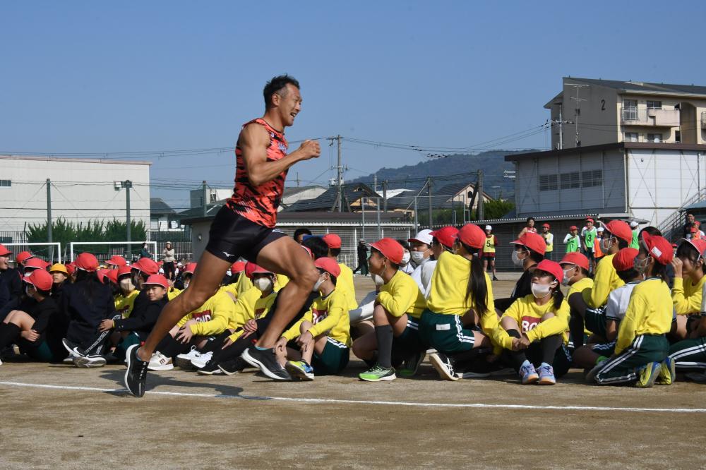 児童たちの目の前を走る右代選手