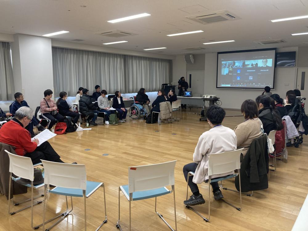 輪になって会議をしている様子