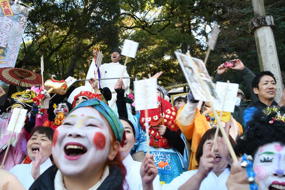 お笑い神事の様子