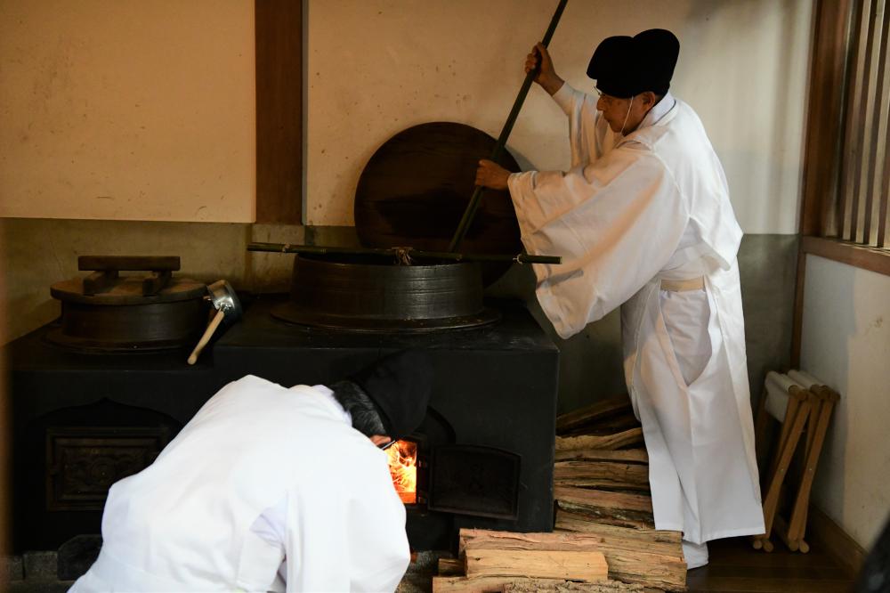 粥占神事の様子