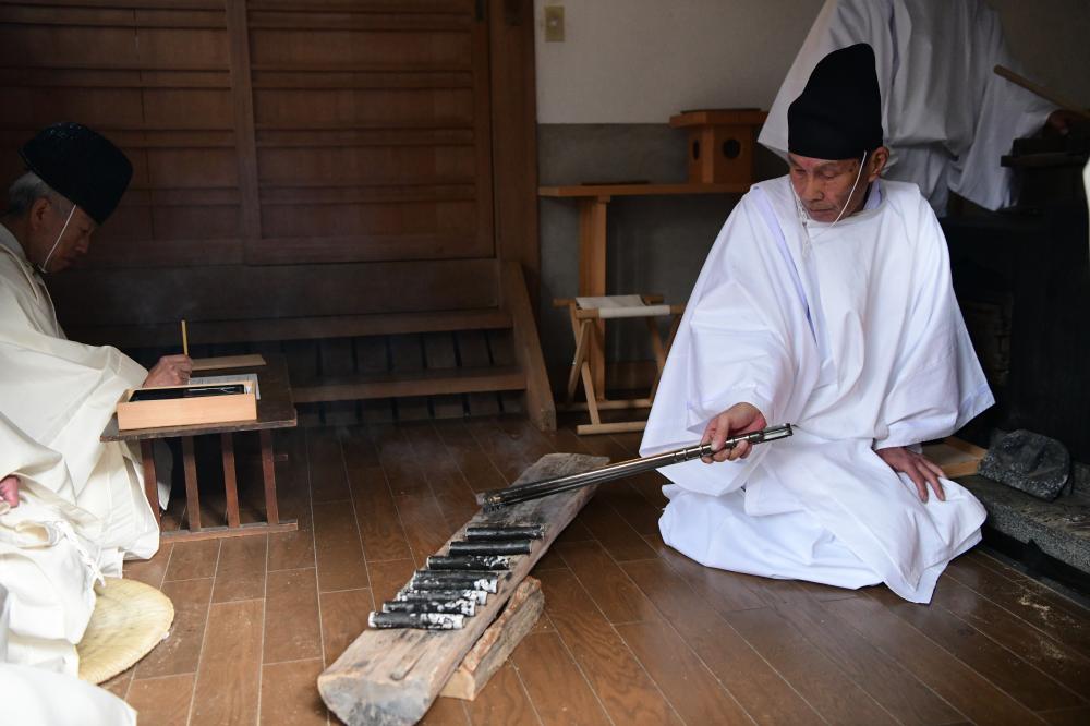 粥占神事の様子その2