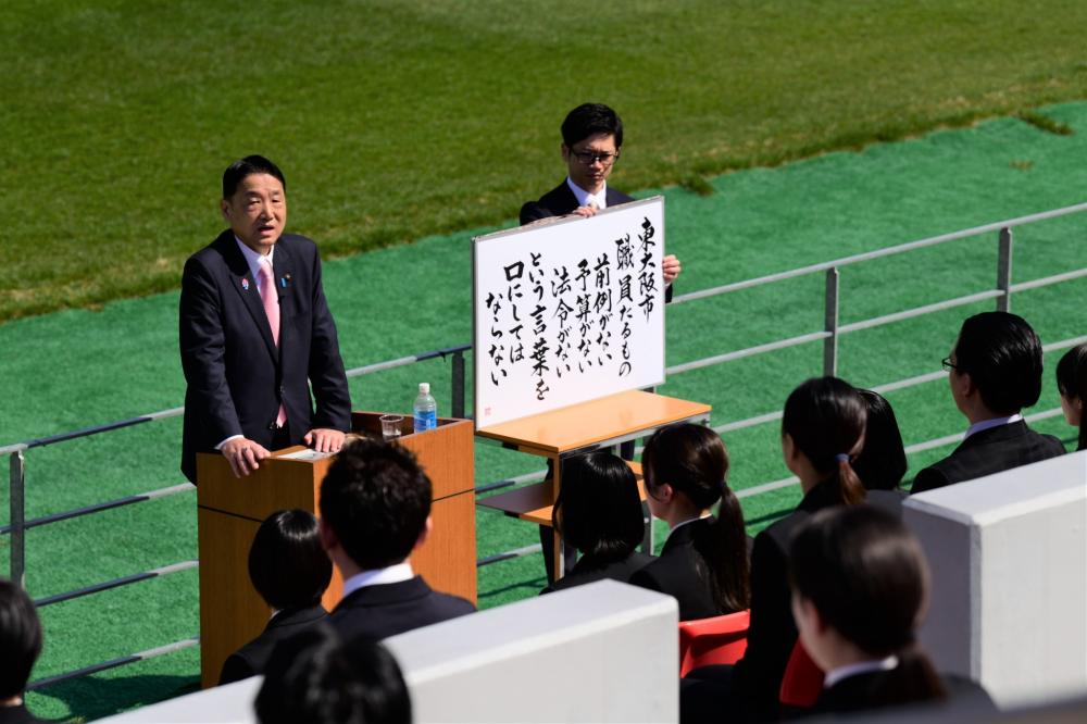 新規採用職員に向けて講話をする野田市長