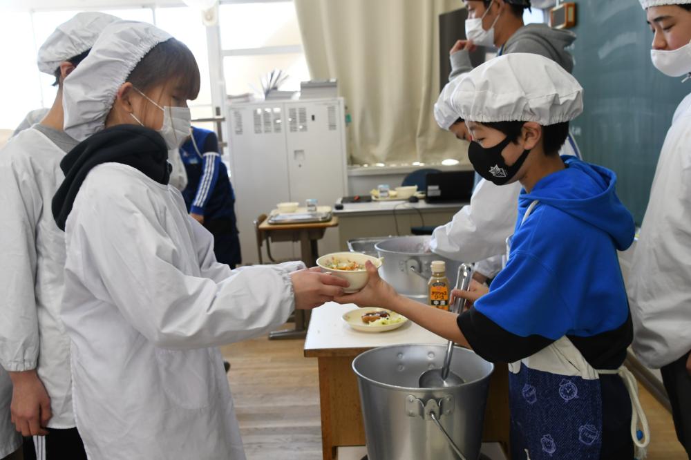 給食配膳の様子