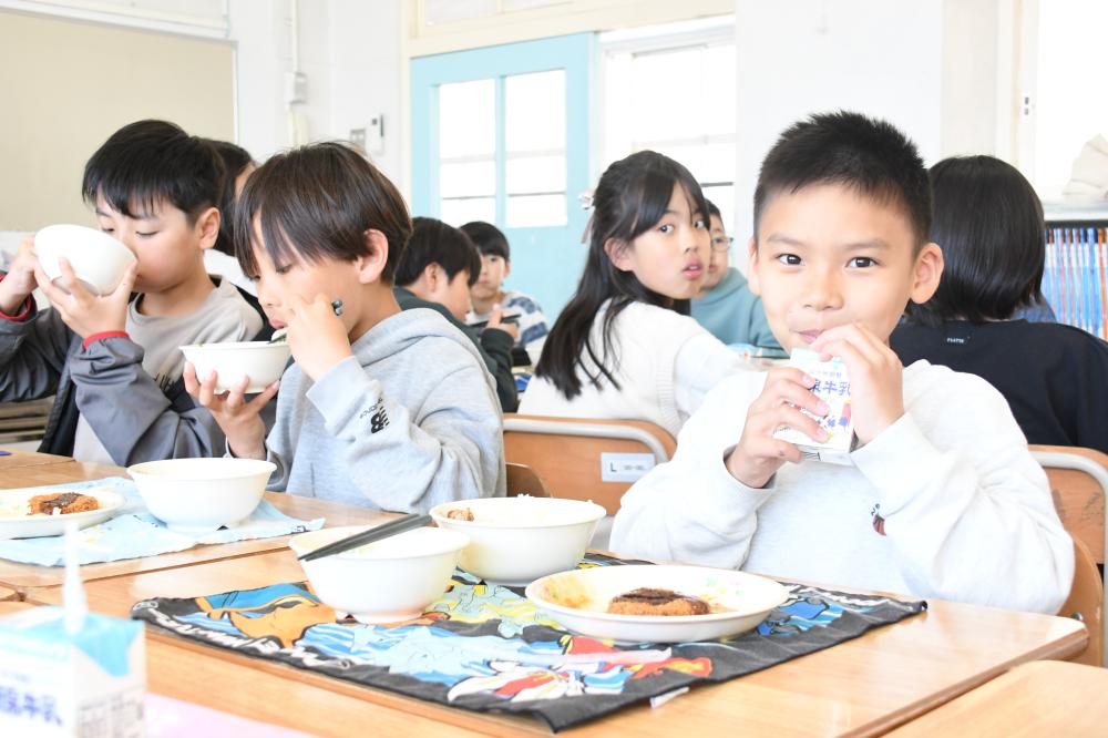 給食を食べている様子