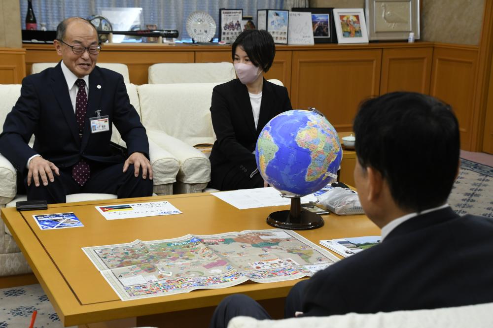 野田市長と歓談している様子