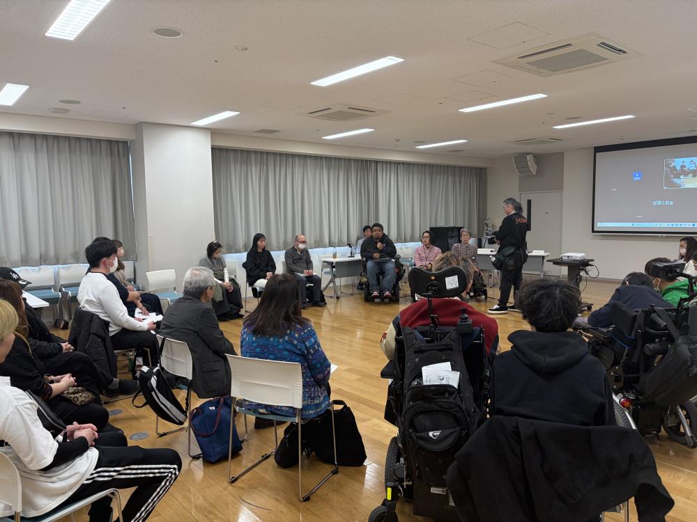 第3回研修会の当日の様子(会議室で20名程度の人が輪になって話している)