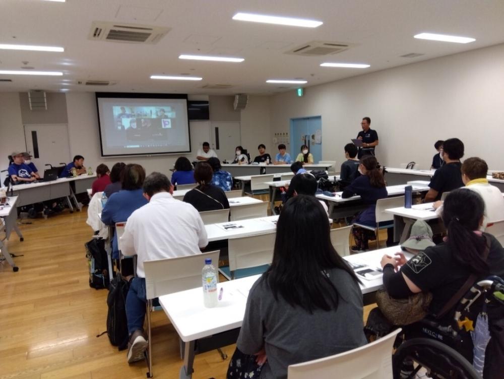 第1回研修会の当日の様子(会議室で20名程度の人が話を聞いている)