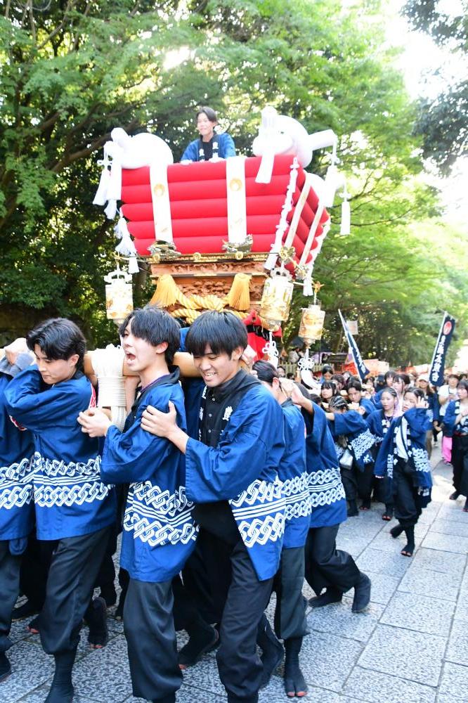 太鼓台を担ぐ姿