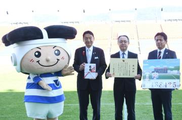 ラグビーのまち東大阪基金への寄附収受に伴う感謝状贈呈式(イオンリテール㈱様)の写真