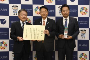 歯ブラシ寄贈に対する感謝状贈呈の写真