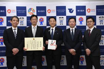 企業版ふるさと納税を活用した寄付に対する感謝状贈呈(因幡電機産業㈱様)の写真