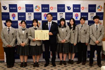 寄付収受に係る感謝状贈呈(東大阪大学敬愛高校様)の写真