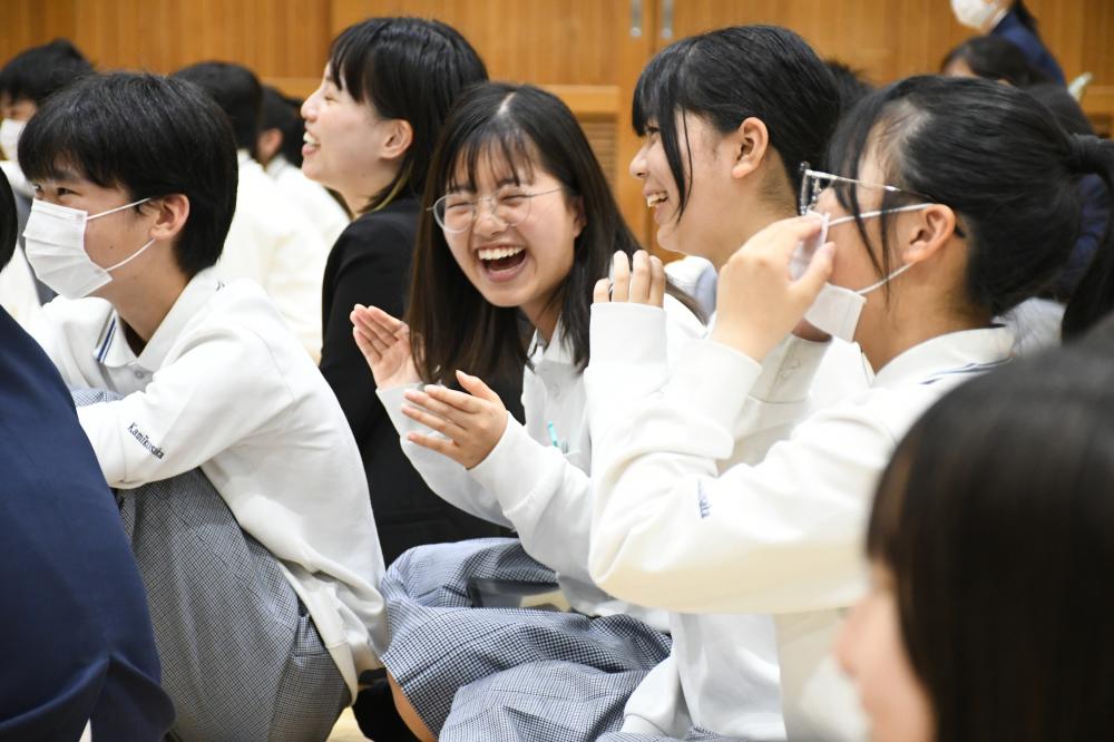 漫才を見て笑う生徒